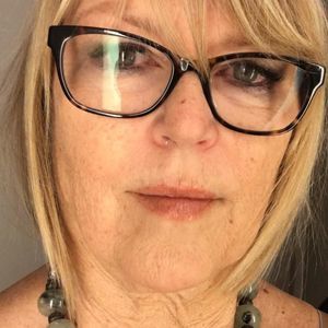 Meet your Posher, Debora